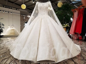 long train wedding dress-074-04
