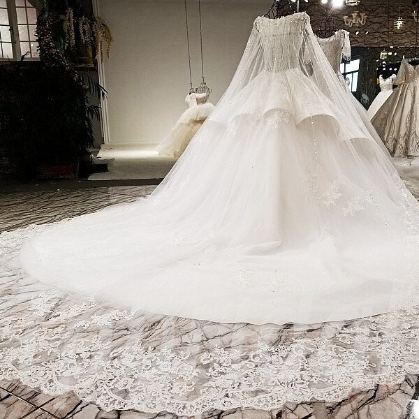 long train wedding dress-074-08