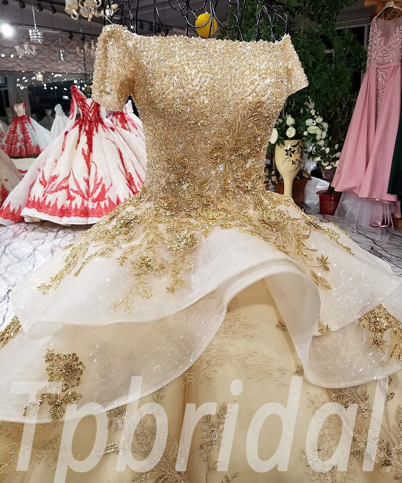 ball gown wedding dress with long trains 196-09