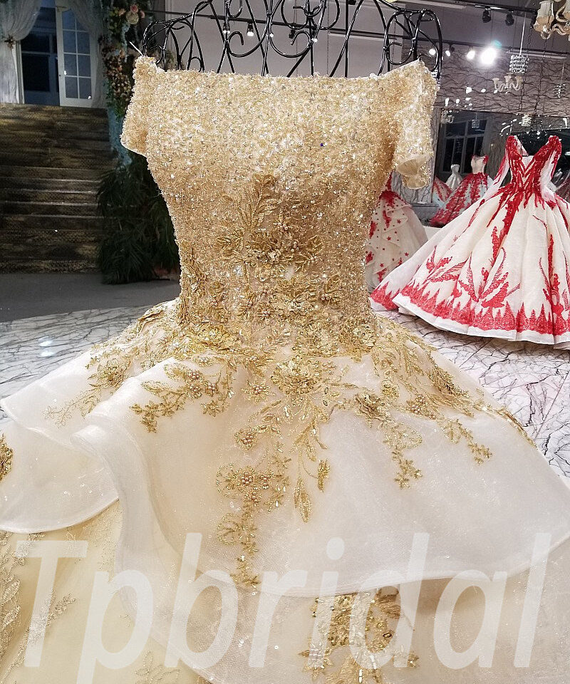 ball gown wedding dress with long trains 196-11